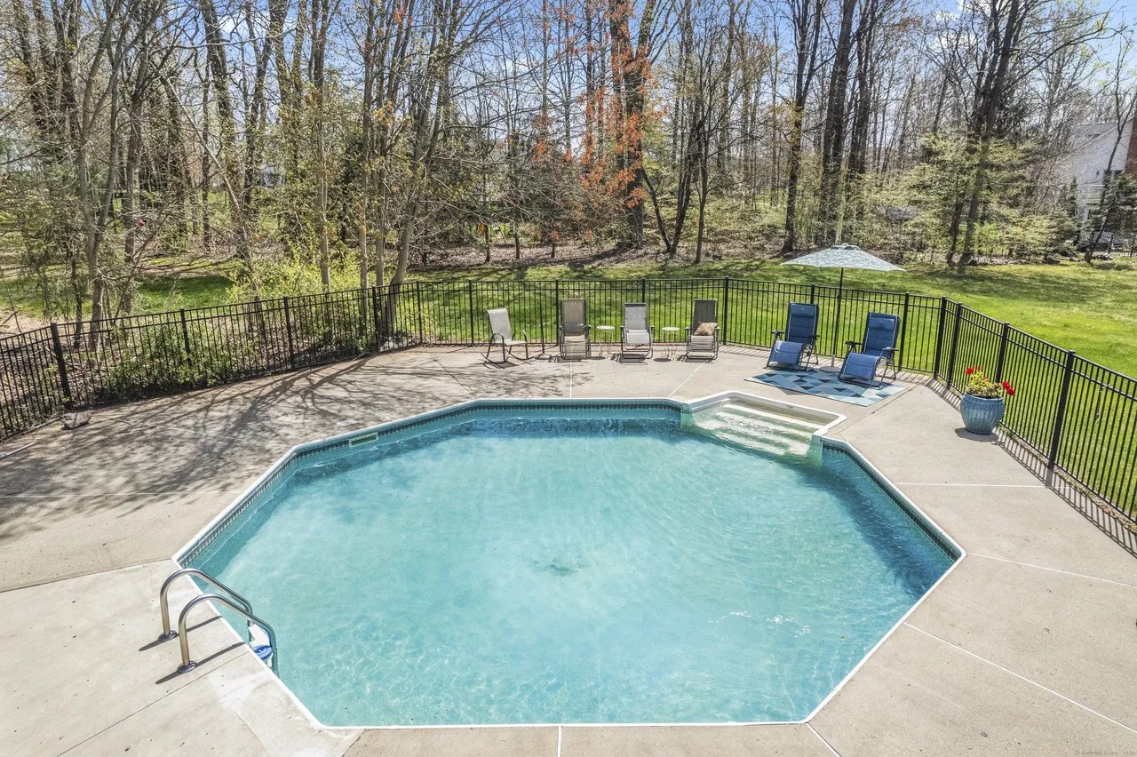 940 Ward Ln, Cheshire, CT 06410