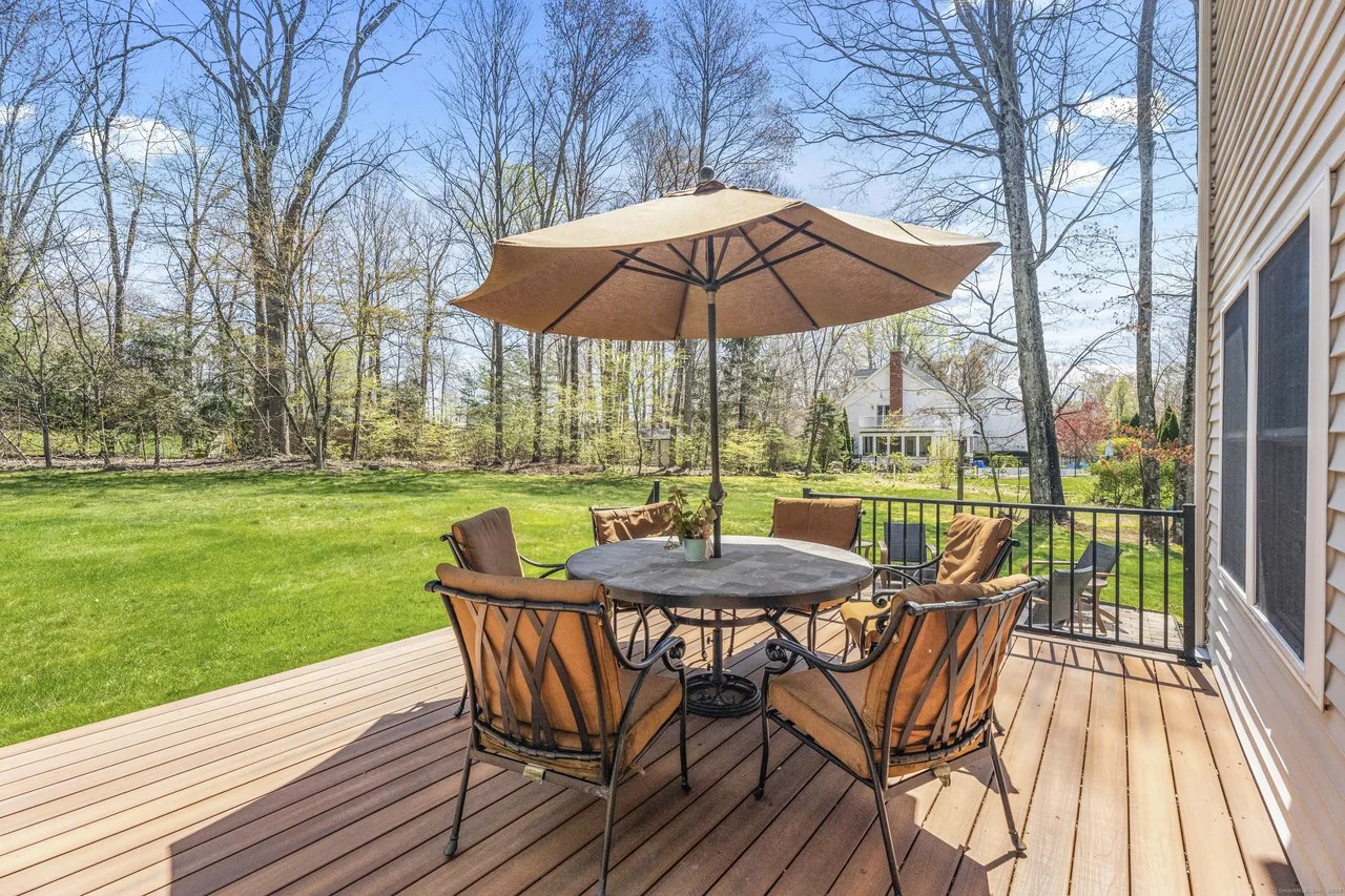 940 Ward Ln, Cheshire, CT 06410