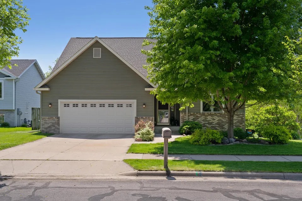 4550 Brickyard Ln, La Crosse, WI 54601