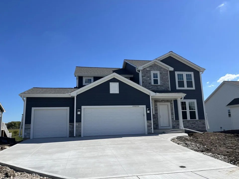 W188N5684 Clover Ln, Menomonee Falls, WI 53051 559,900