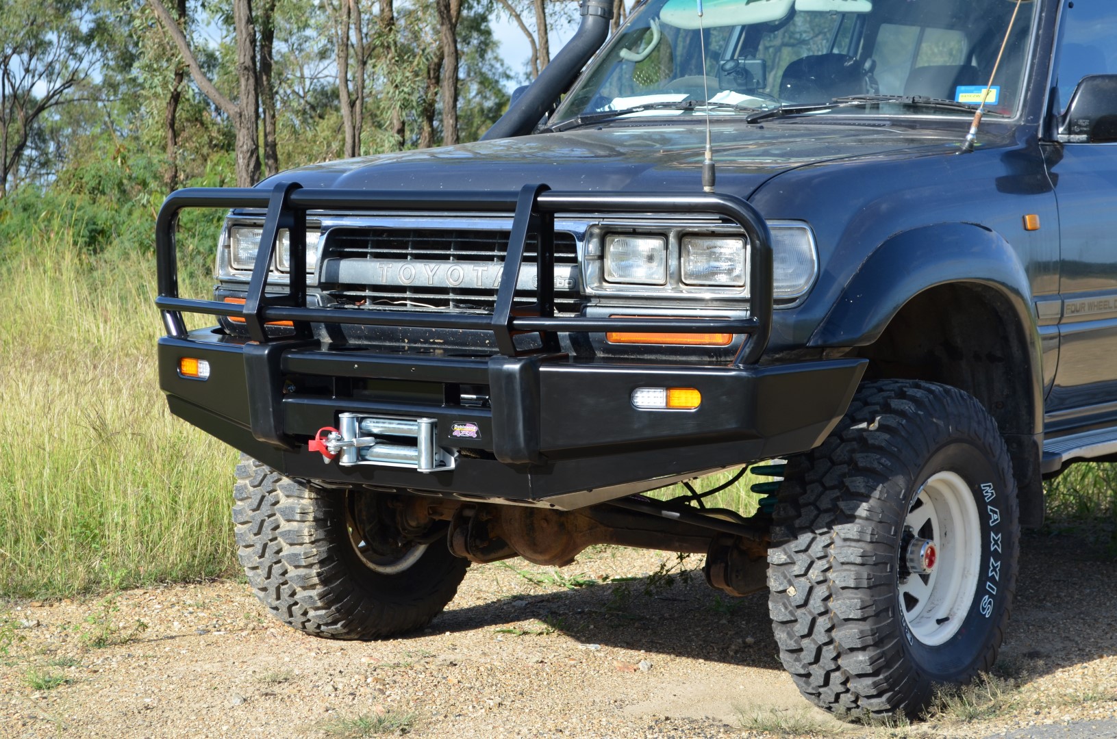 DOBINSONS CLASSIC BLACK FRONT BULLBAR FOR TOYOTA LAND CRUISER 80 SERIES