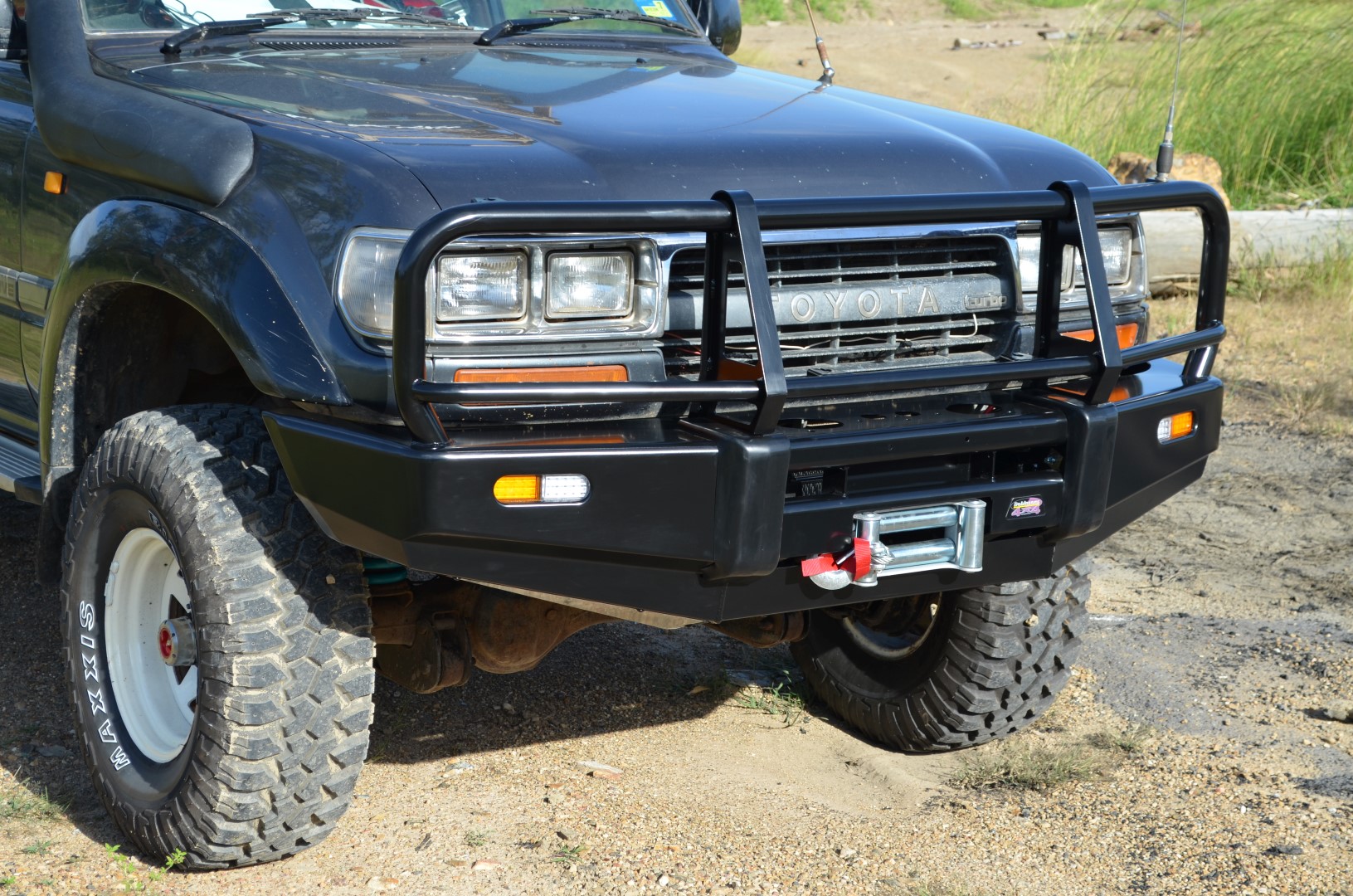 DOBINSONS CLASSIC BLACK FRONT BULLBAR FOR TOYOTA LAND CRUISER 80 SERIES