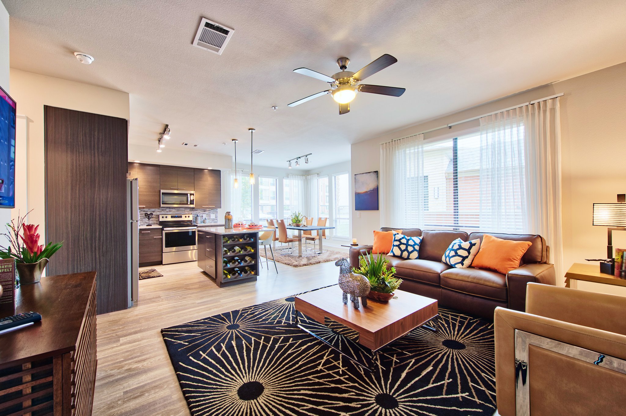 Spacious 2 bedroom+floor to ceiling windows+15 mins from Energy