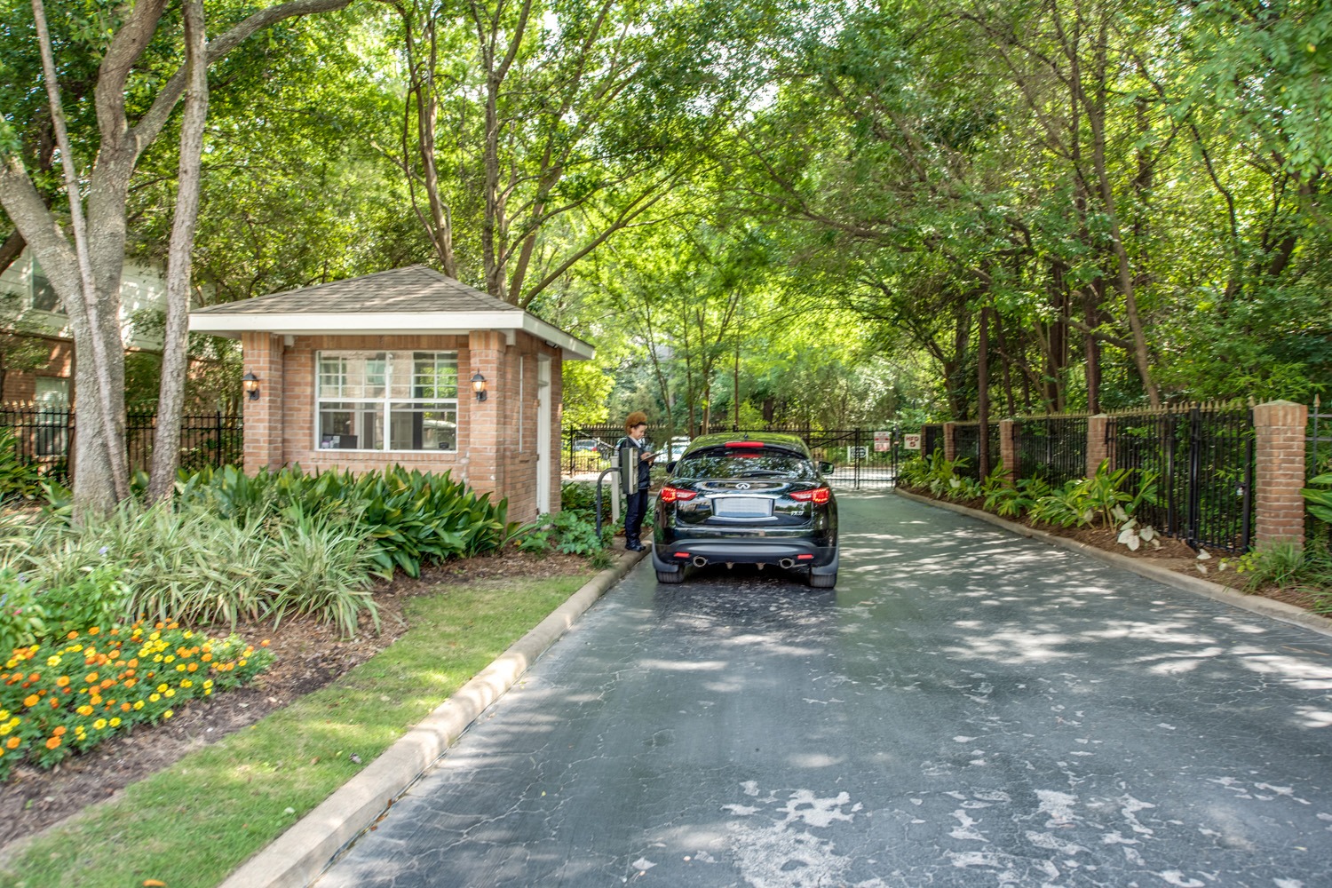 Memorial Luxury 24 Hr Gate Guard Zoned to Stratford High School 77079