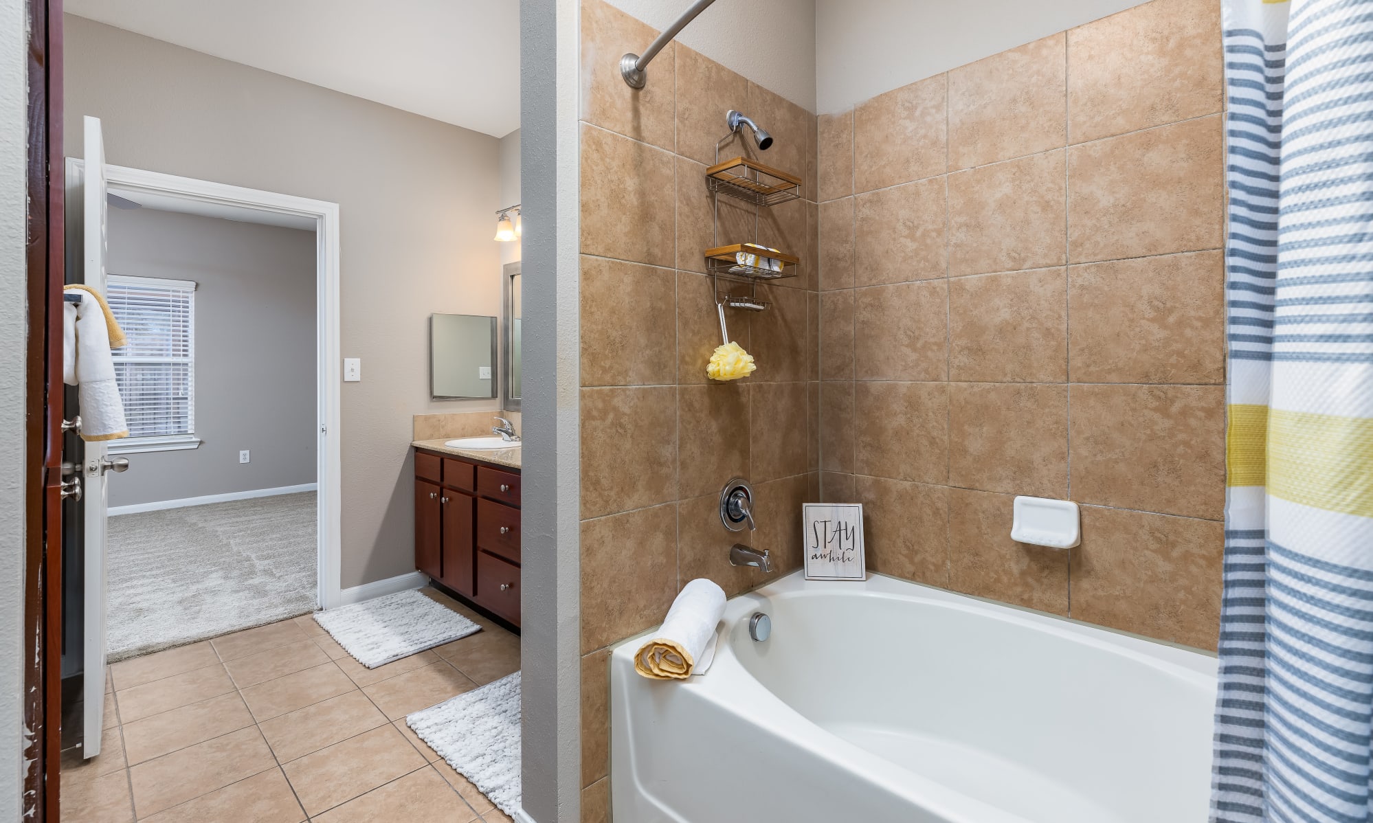 [San Antonio] Luxurious midrise living Broken Eviction OK Houston Apartment Locators with a