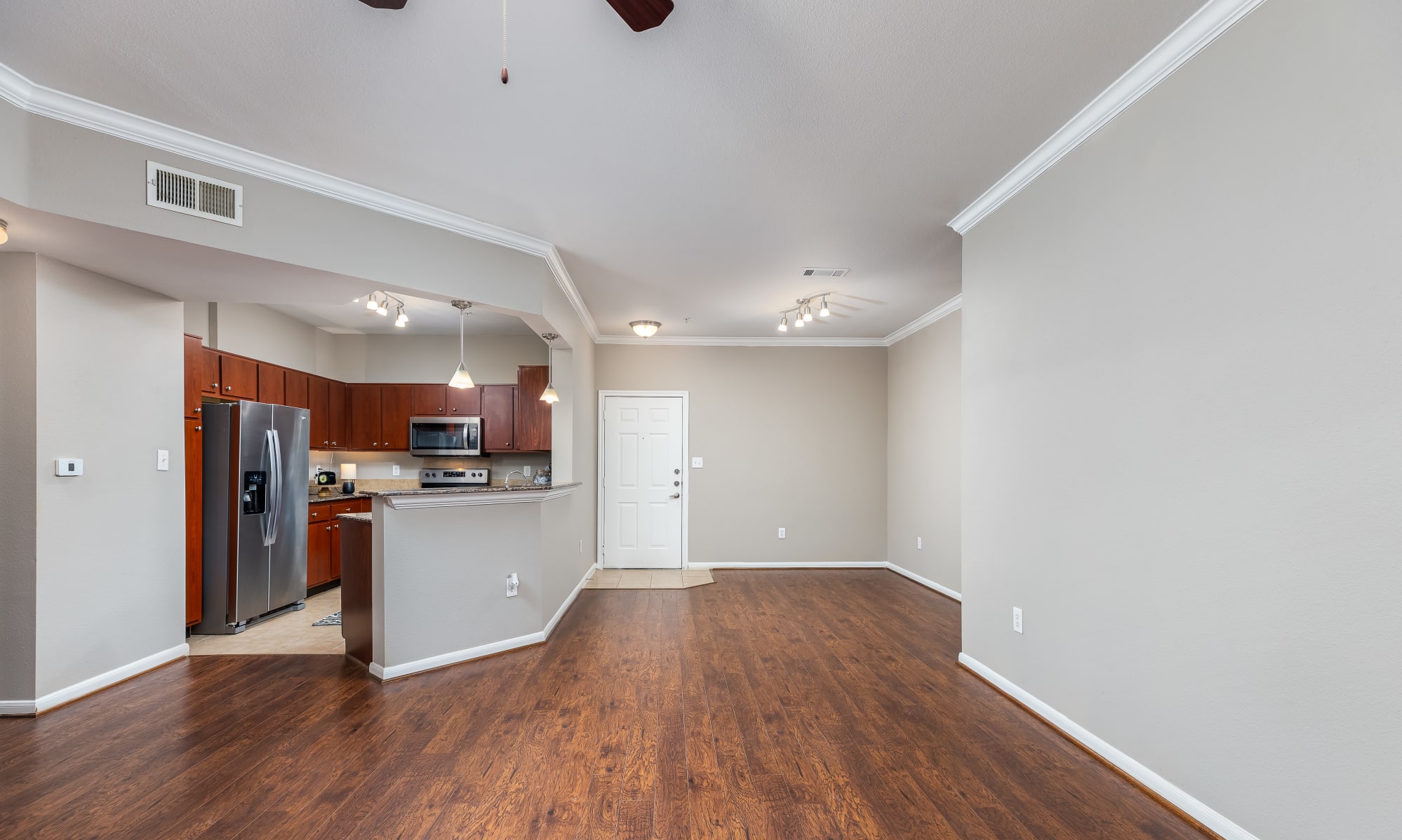 [San Antonio] Luxurious midrise apartment living Broken Eviction OK Houston Apartment