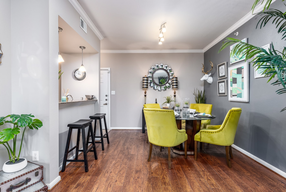 [San Antonio] Luxurious Midrise Living Broken Eviction OK Apartment