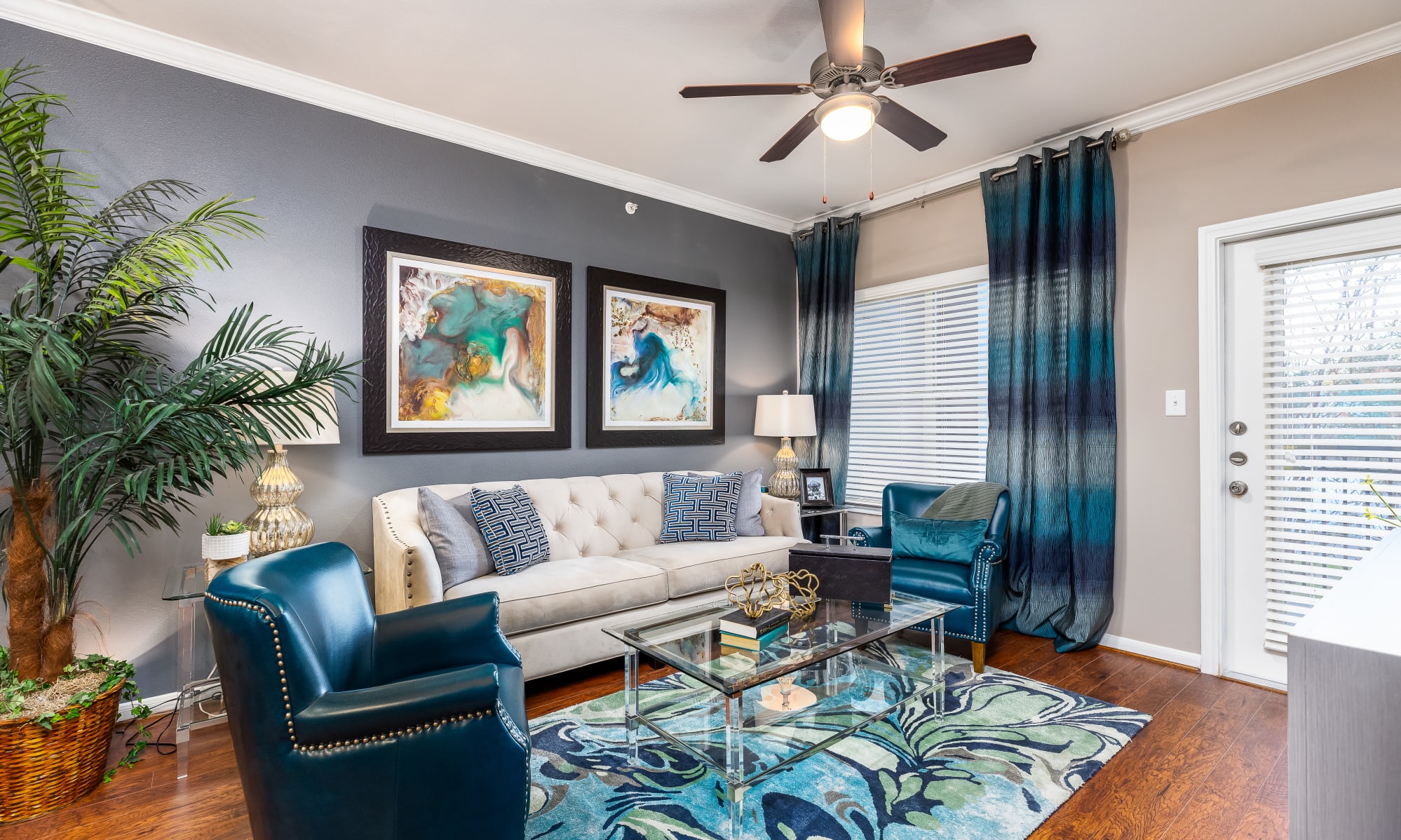 [San Antonio] Luxurious midrise living Broken Eviction OK Houston Apartment Locators with a