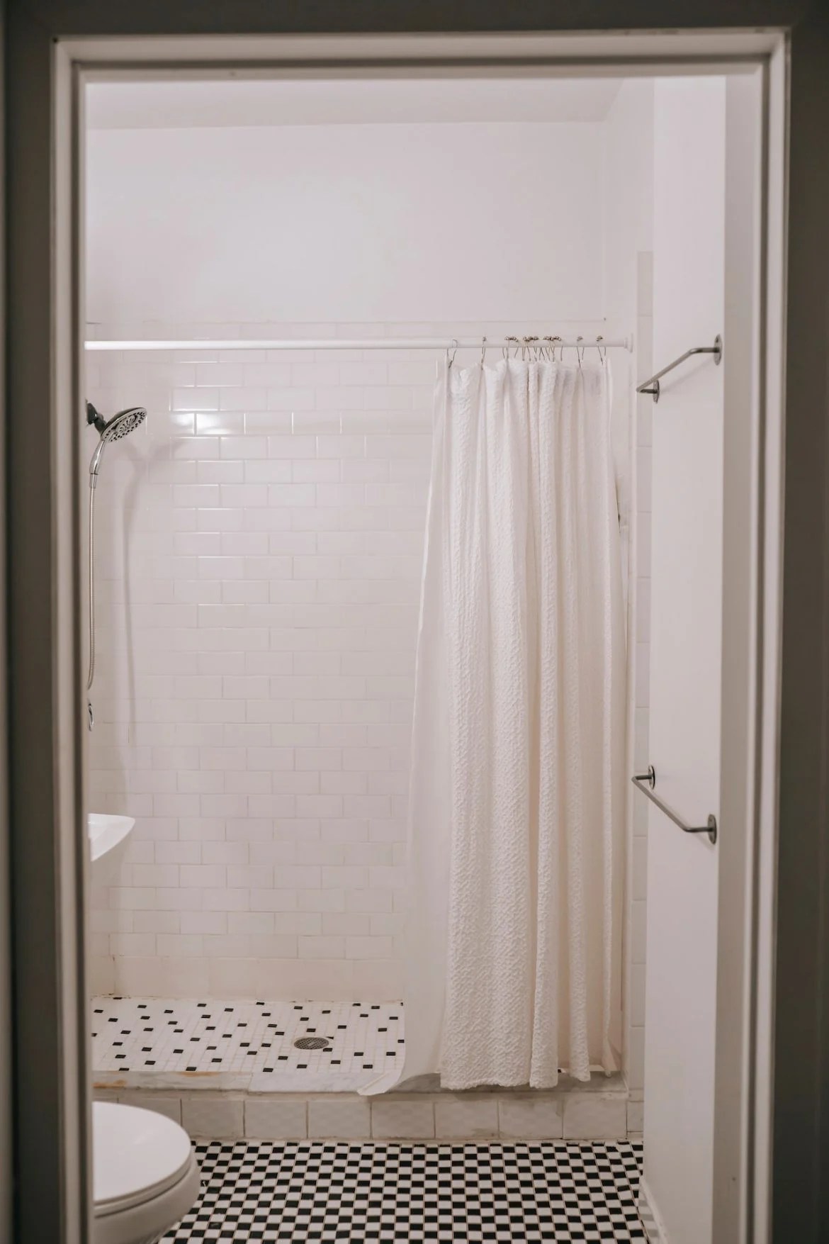 22 Doorless WalkIn Shower Ideas for Your Bathroom Apartment Lovers