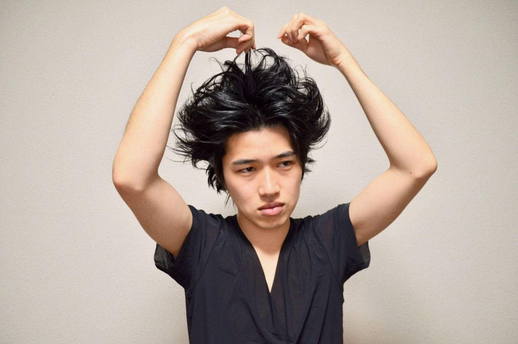 【フリー画像素材】変な髪型だけどめっちゃこだわりが強い男性 フリー素材のAPhoto（アフォト）