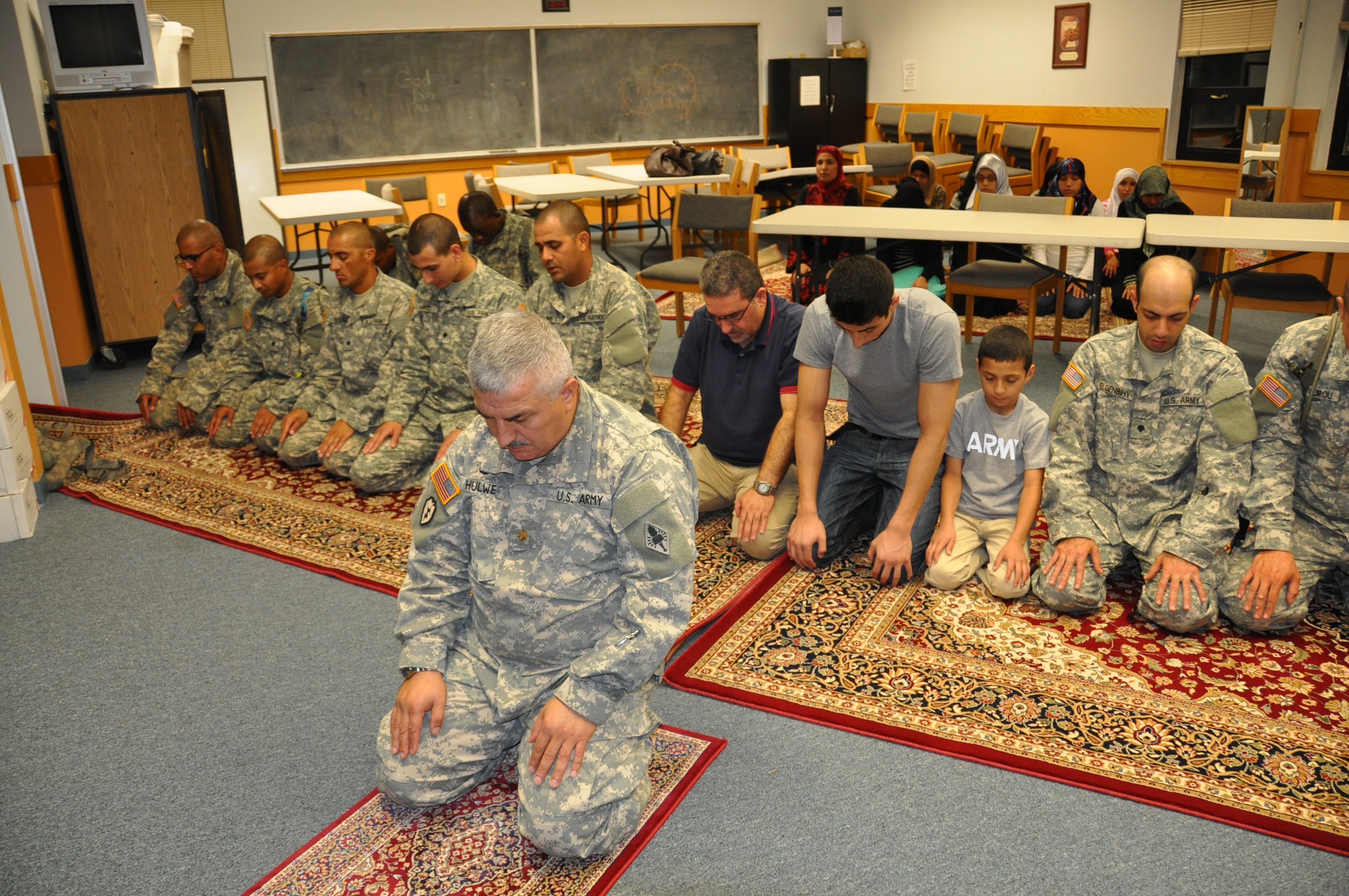 Muslim Soldiers, battle buddies learn about Ramadan Article The