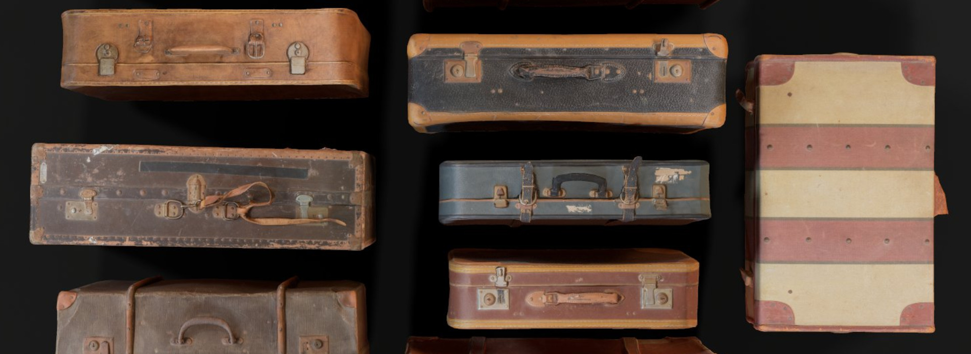 12 Realistic 3D Scanned Suitcases FlippedNormals