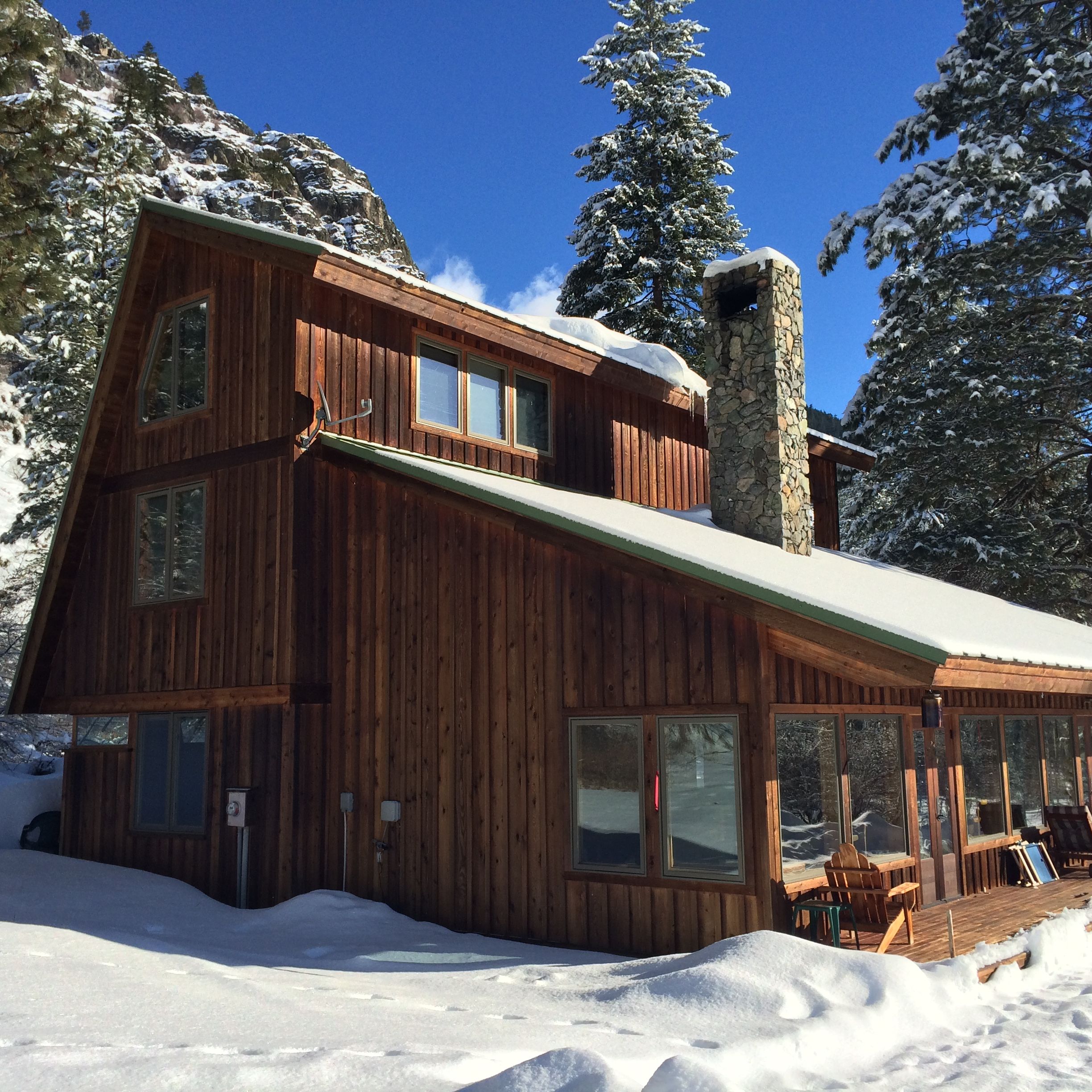 Mazama home, on the edge of the wilderness with all comforts of home