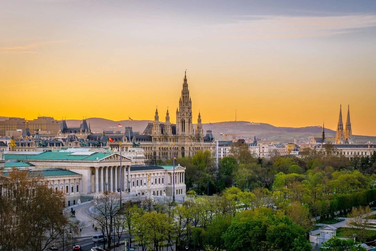 Vienna Luggage Storage Secure Solutions with LugLockers