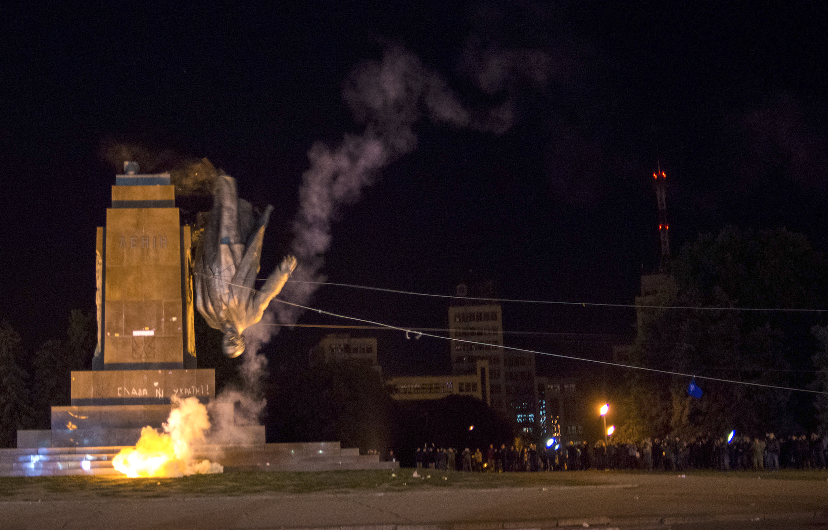 Ukrainian Protesters Topple Massive Lenin Statue TIME