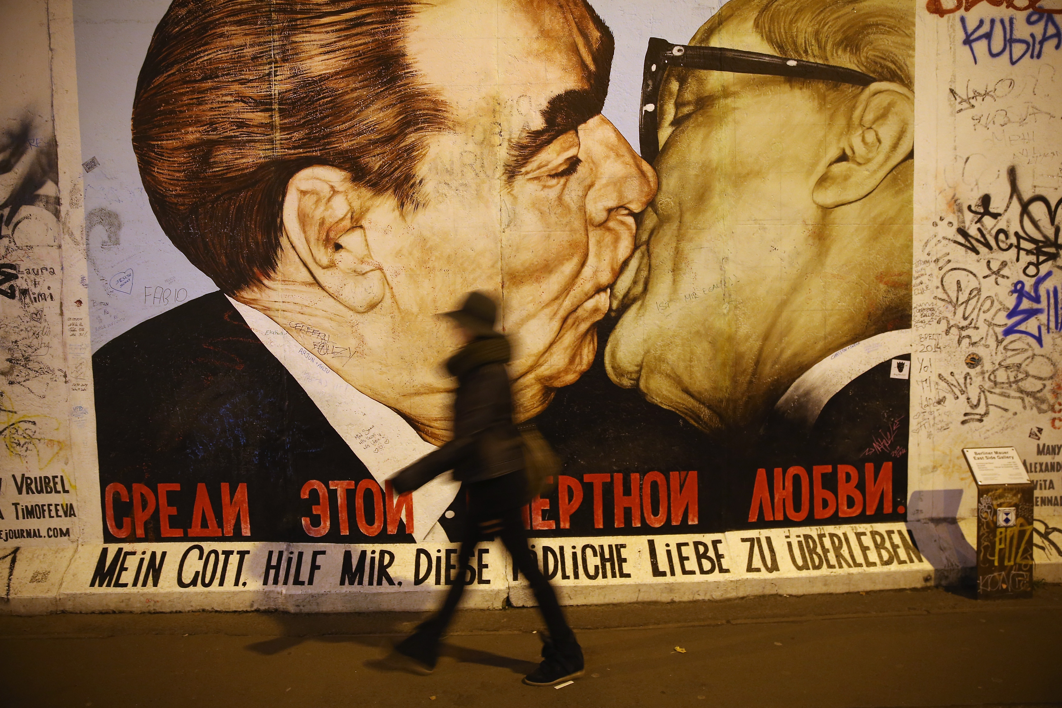 starten Sieg Referenzen berlin wall kissing presidents location