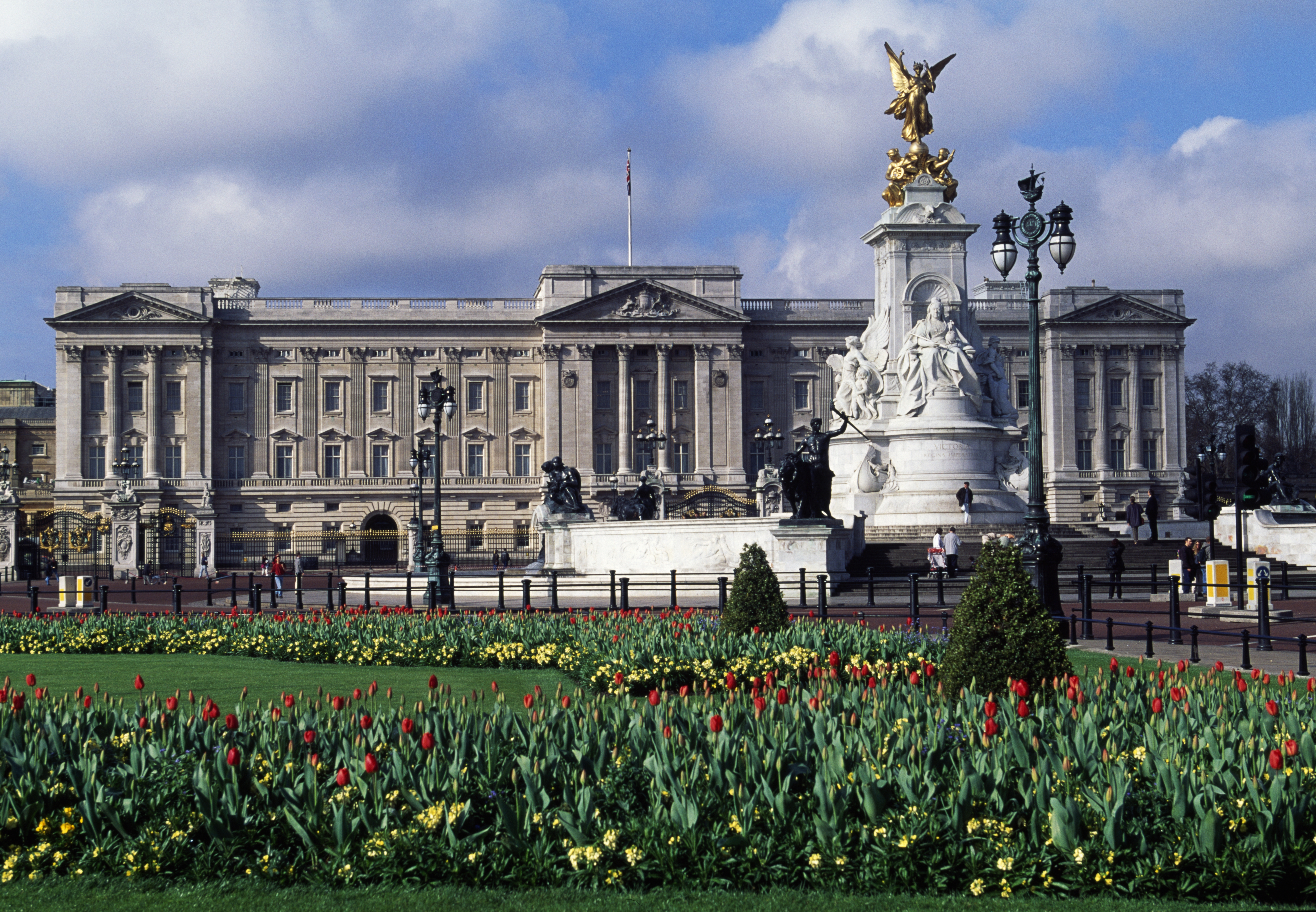 Buckingham Palace, Home of Queen Elizabeth, to Get Refurb Time