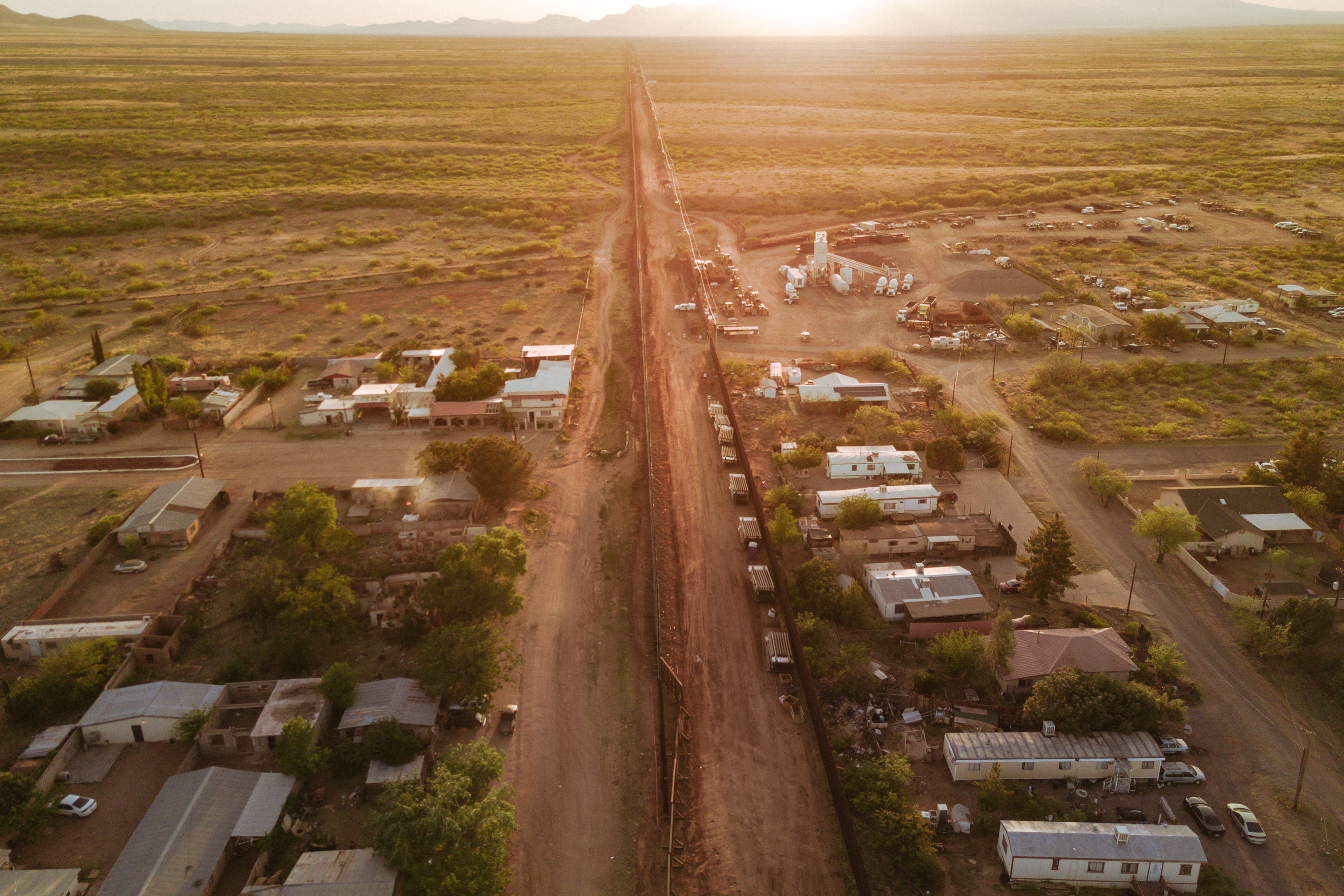 Beyond the Wall Traveling the U.S.Mexico Border Time