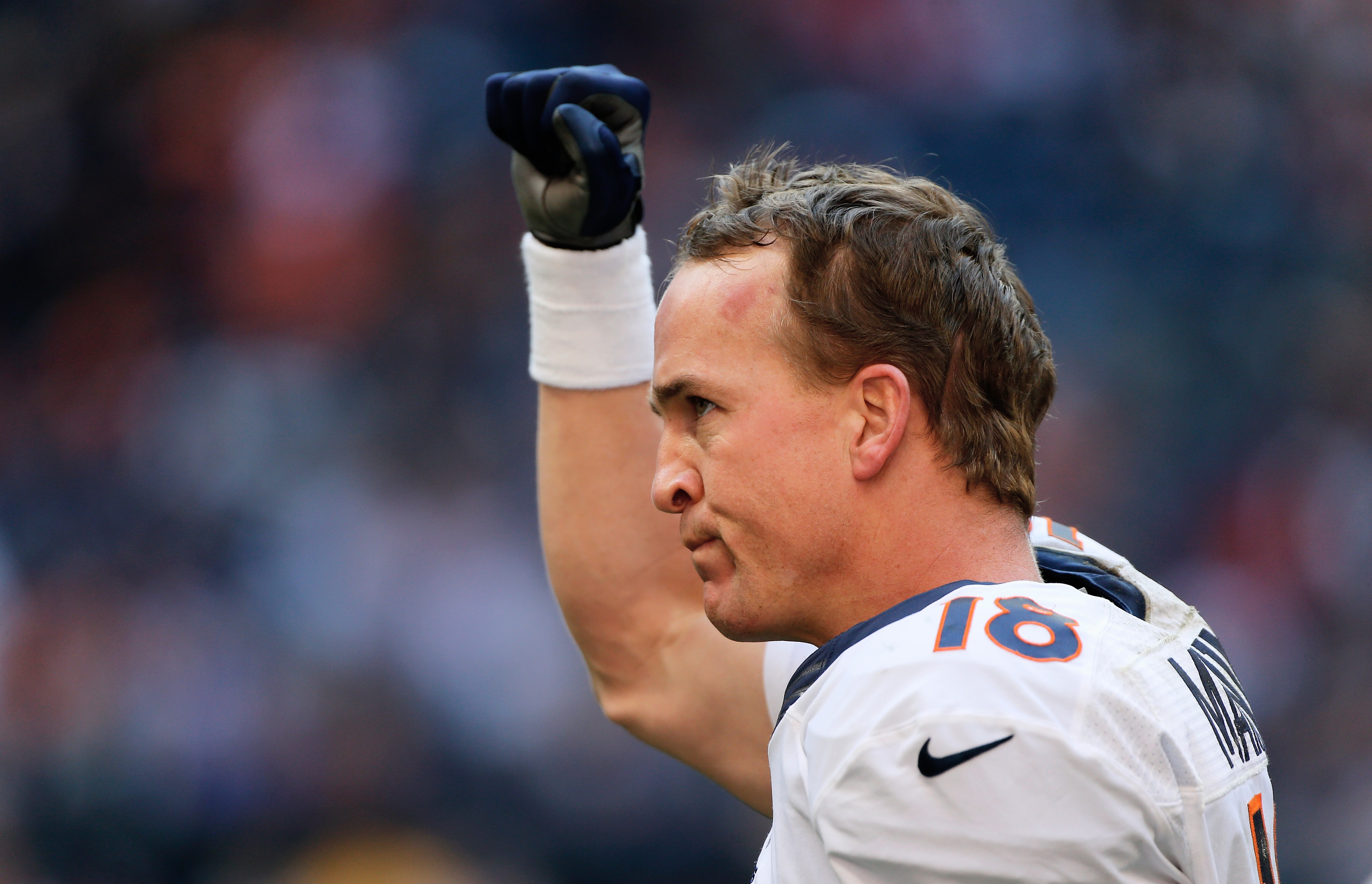 Peyton Manning Breaks NFL Record for Most Touchdown Passes in a Season(03)