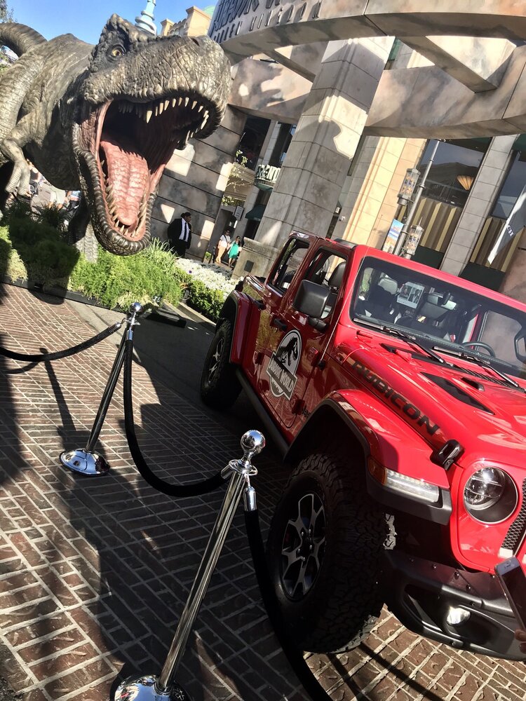 Tool Amazon Media Group / Universal Amazon Jurassic Box Experience