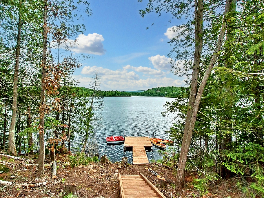 LA SOUCHE Waterfront cottage for rent with spa Chalet for rent in