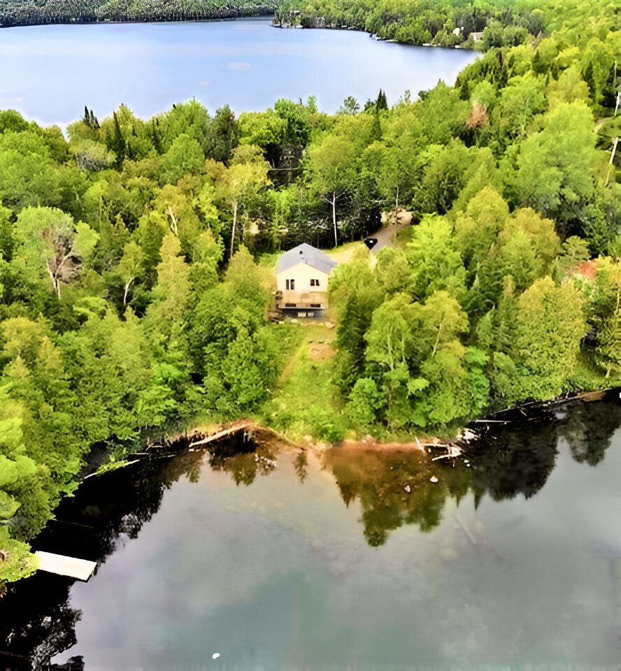 Beautiful Cottage on theEedge of Lac Caché Chalet for rent in La Macaza , Québec WeChalet