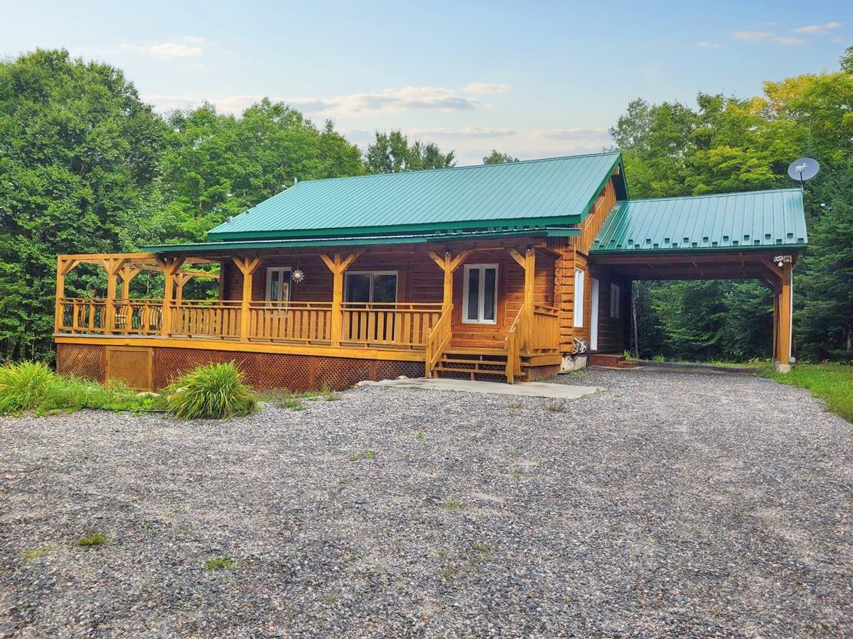 The waterfront Chalet for rent in Nominingue , Québec WeChalet
