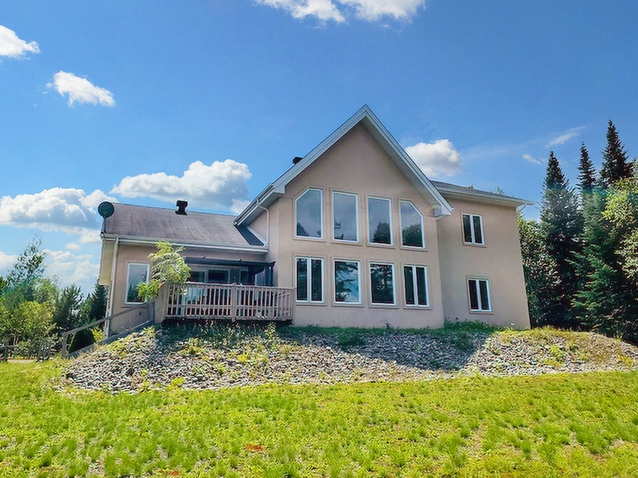 L'eau douce By the lake with Spa Chalet for rent in SaintDonatde