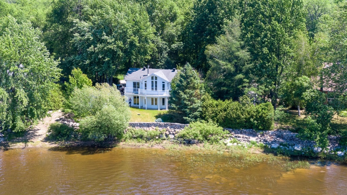 20 Waterfront cottages for rent in Laurentians