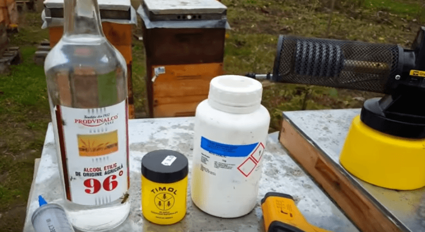 Treatment against varroa mite using oxalic acid and thymol dissolved in
