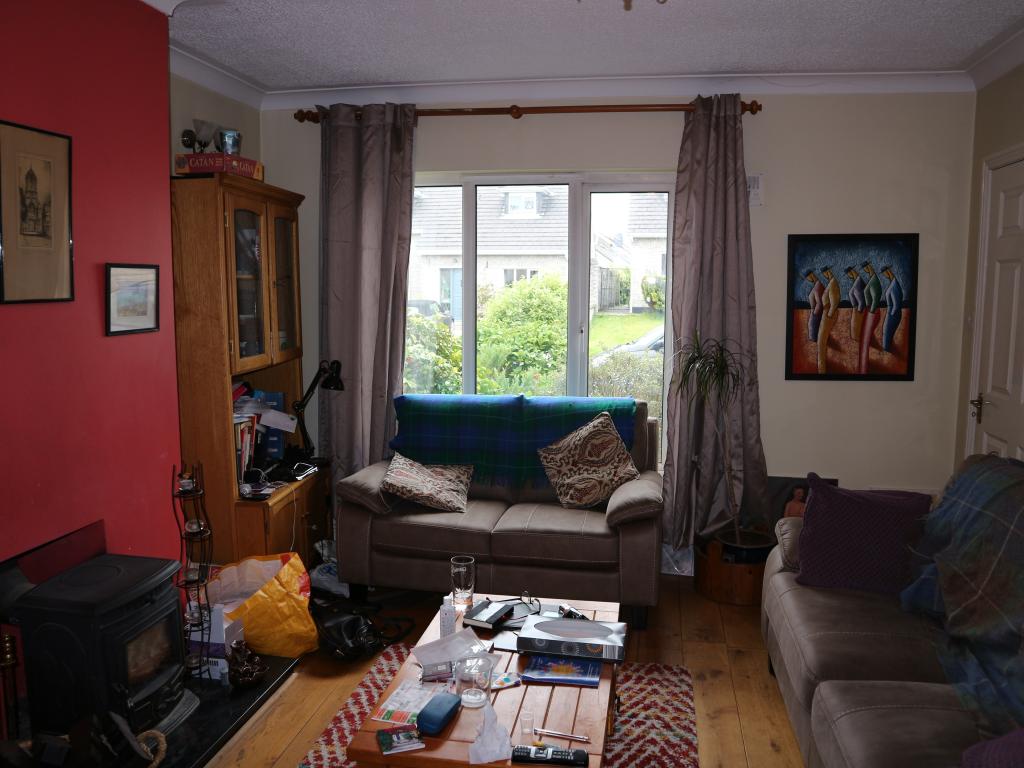 Hosting Power Room for rent in Knocknacarra Galway. Rent this private