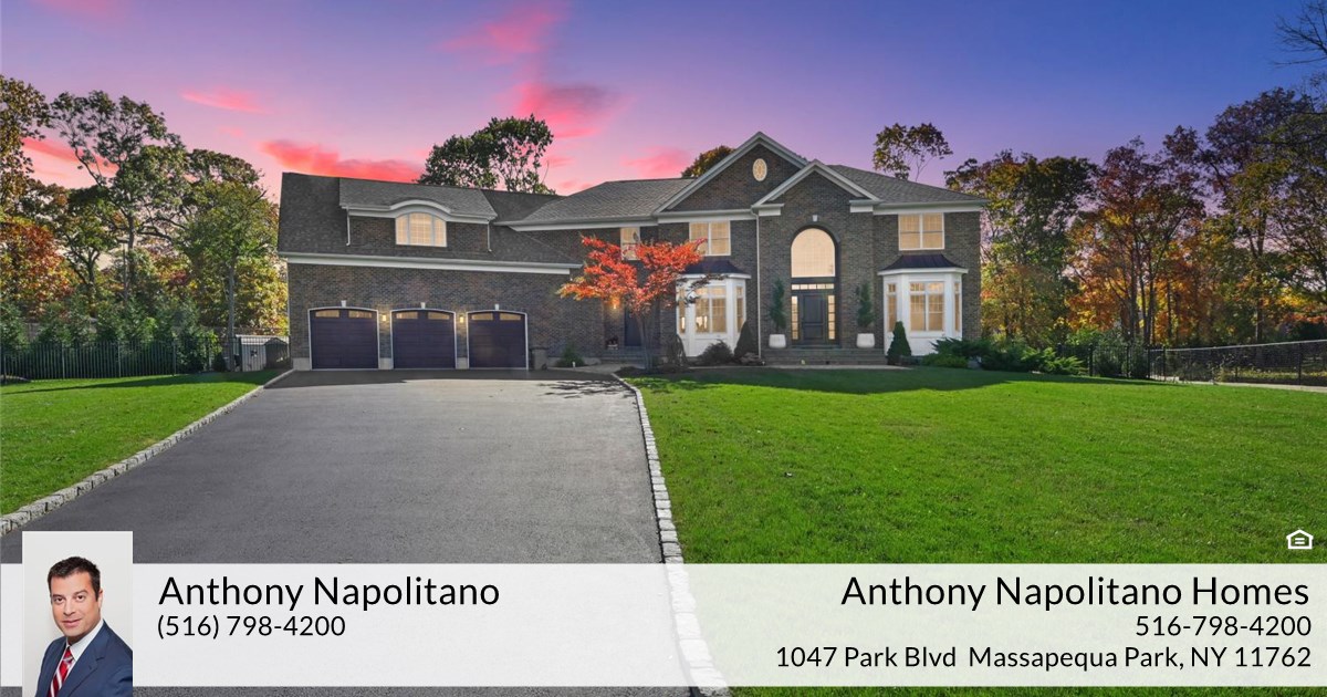 41 Huntting Ln, East Islip, NY 11730