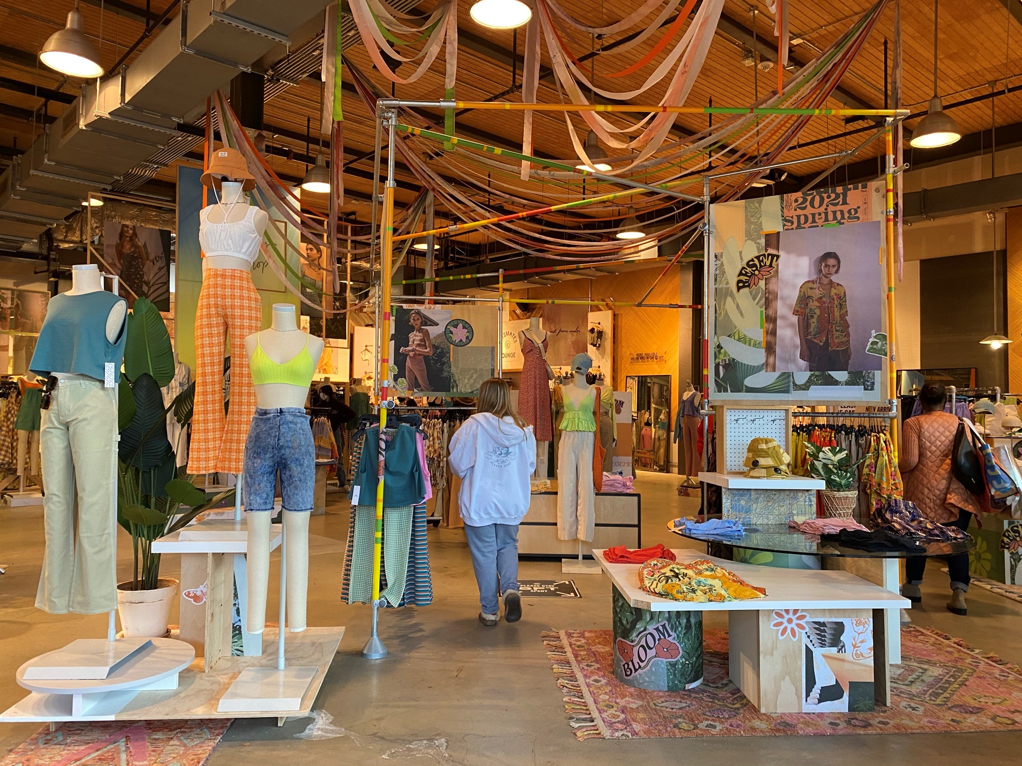 顧客のエンゲージメントでポストコロナの成長を狙う！ URBAN OUTFITTERS社の最新動向 アパレルウェブ：アパレル・ファッション