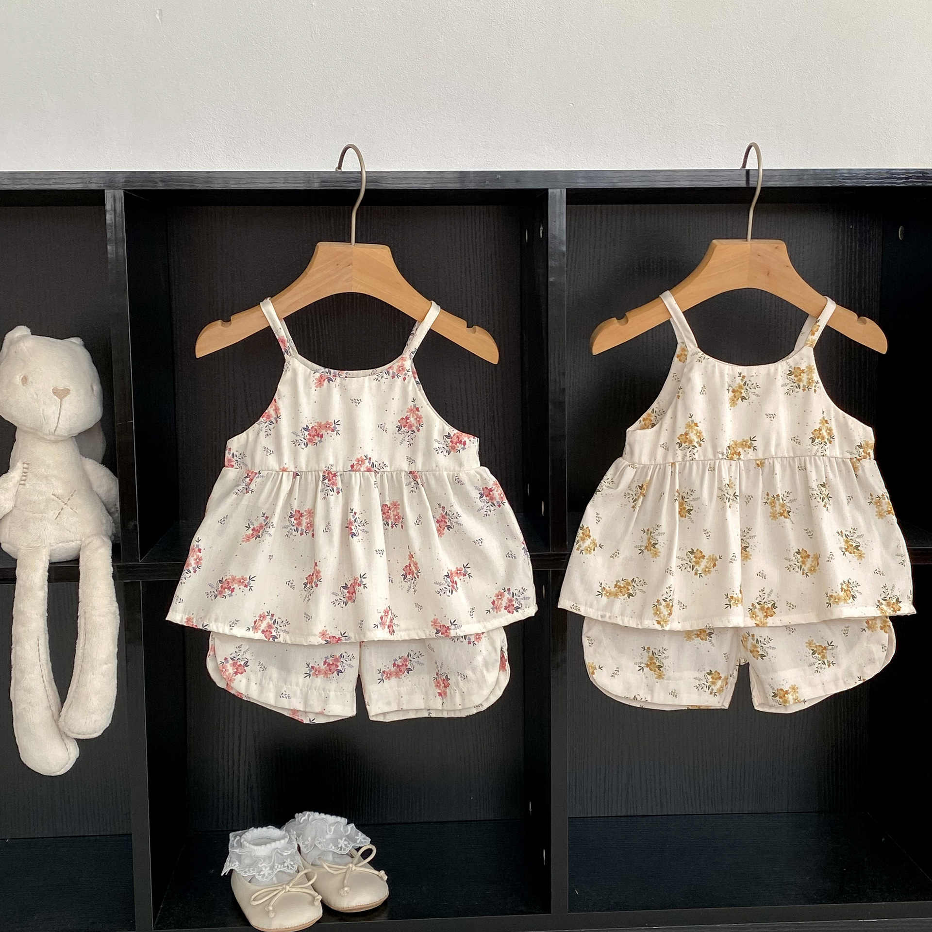 Quality Hot Selling Baby Clothes Baby Girl Flower Pattern Sling Tops With Shorts Sets Wholesale
