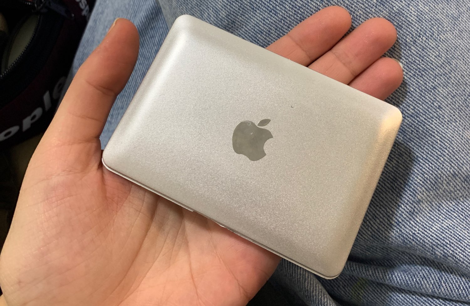 Lusterko będące miniaturą MacBook’a Air czyli MirrorBook Air