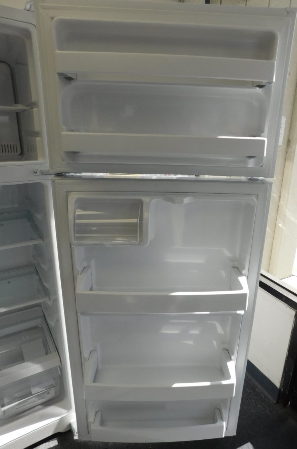 18 CU. FT. GE (NEW) (IN BOX) TOP FREEZER REFRIGERATOR B80 Appliance
