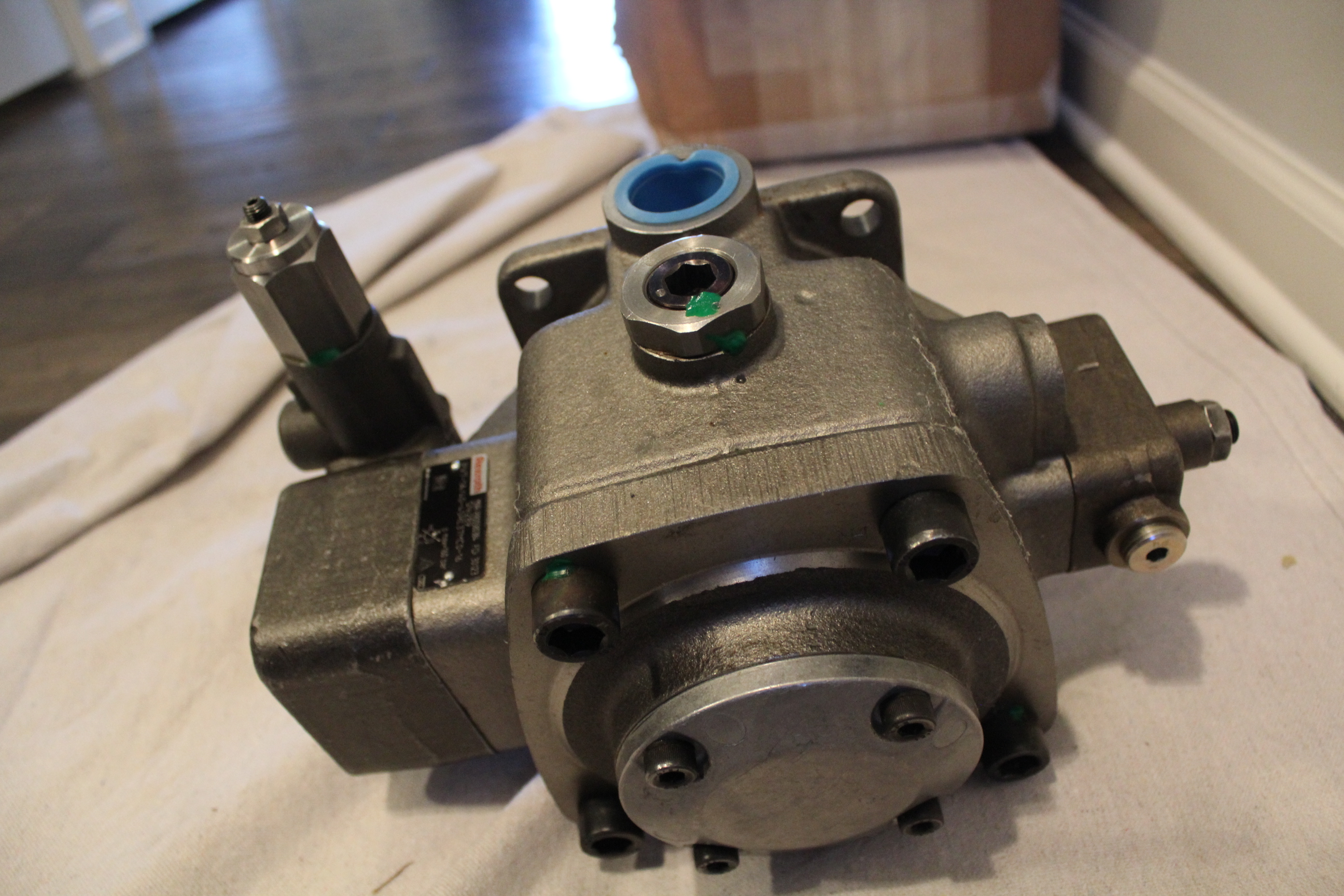 Rexroth Pressure compensated Vane Pump PV71X/4045RE37MCO16 21.4 gpm