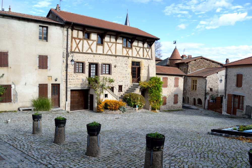 Le Crozet, un village médiéval roannais 1 Apprendre à écouter