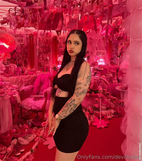 Top 10 Nipple Reveal GIFs - King Ice Apps