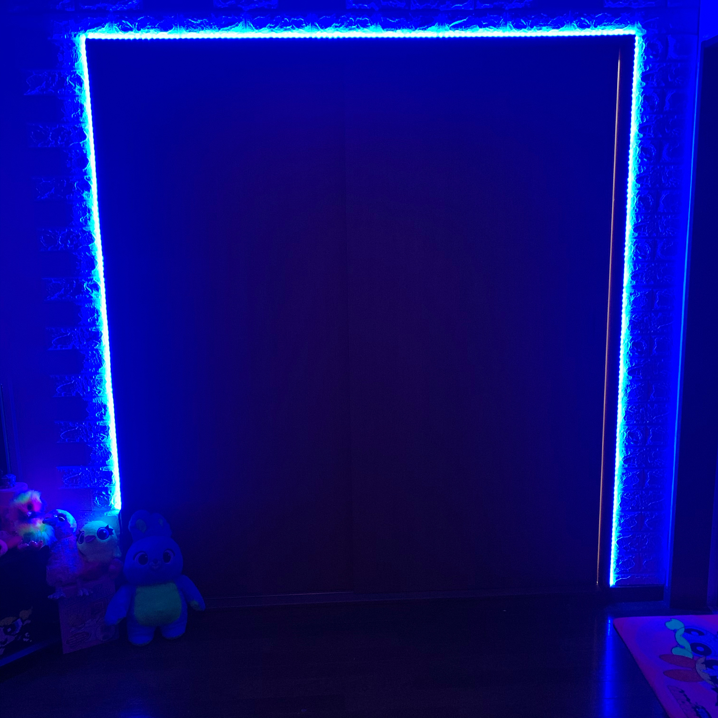 Ledテープライトでインテリアはここまで変わる】実例20選！間接照明やフットライトとして大活躍 | Hello Interior Note [ノート] Ledテープの付け方紹介♡お部屋に貼って「おうち時間」の気分をあげよう！ | Apptopi