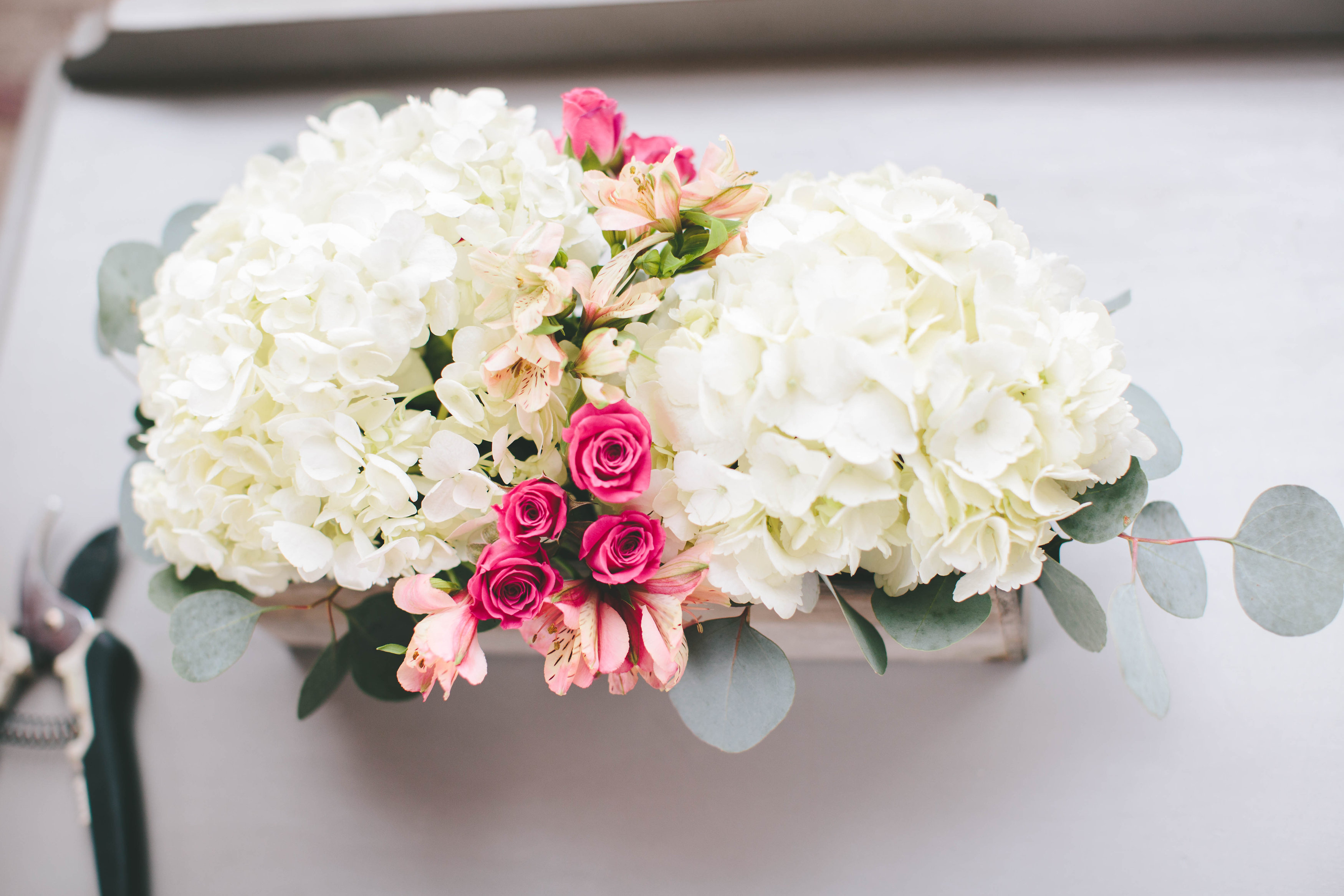 How To A Modern DIY Hydrangea Centerpiece That Anyone Can Make