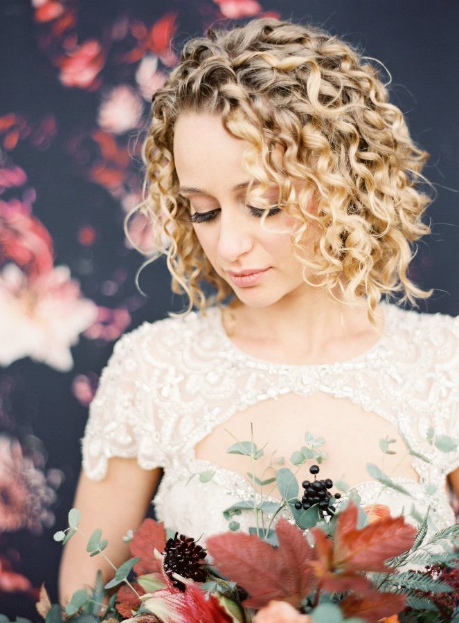 33 Modern Curly Hairstyles That Will Slay on Your Wedding ... (663 x 900 Pixel)