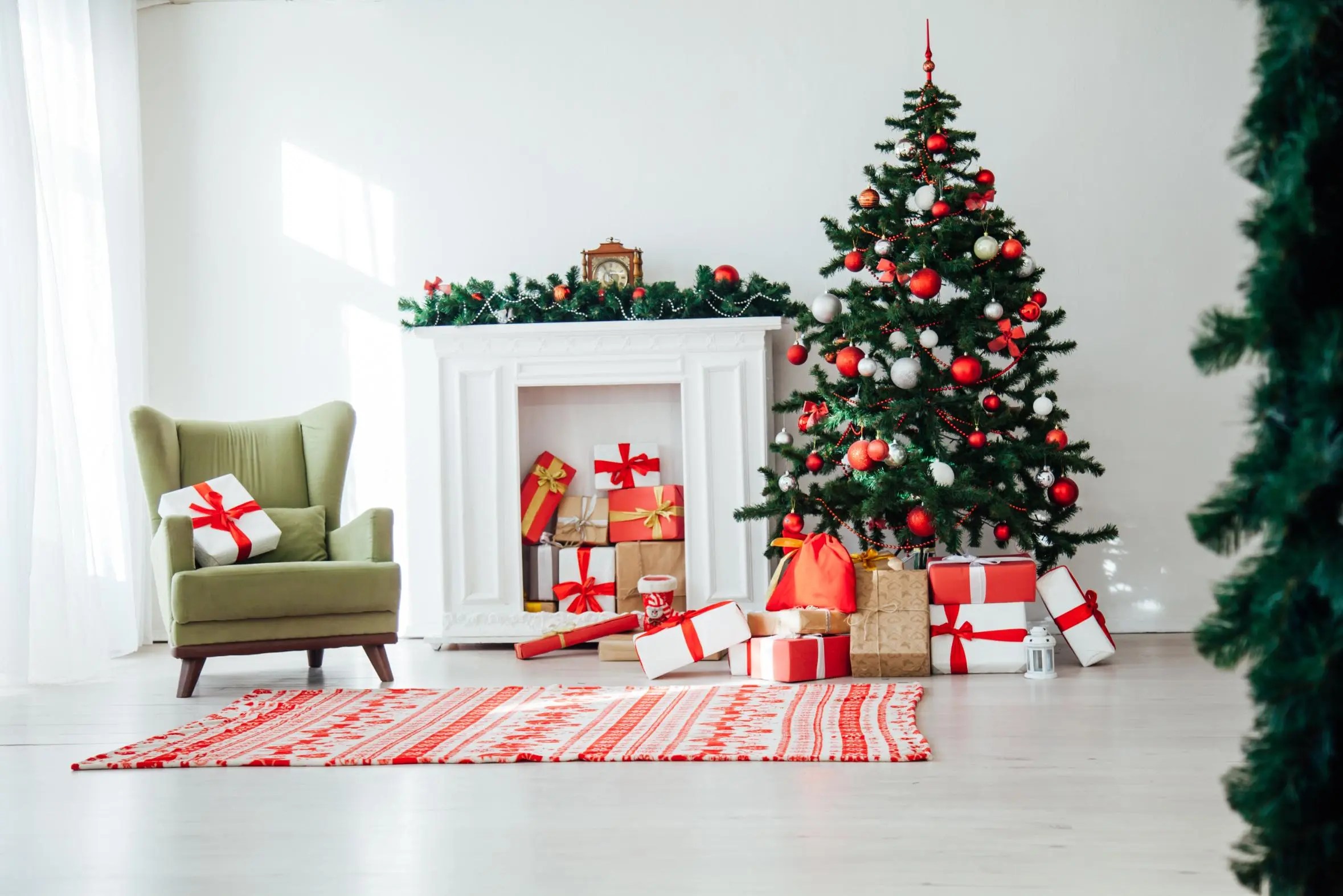 Setting Up the Christmas Tree & Xmas Tree Decorations