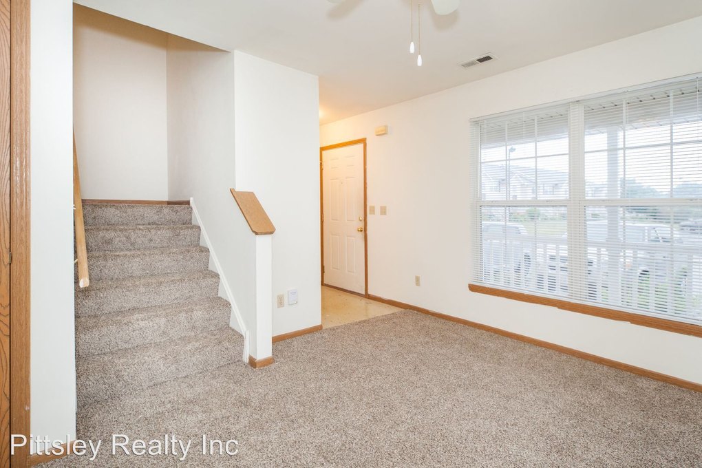 815 Fotis Dr, Dekalb, IL 60115