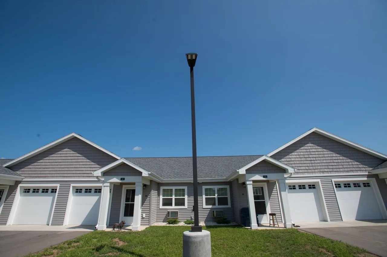 Beacon Avenue Cottages Apartments 610 E Beacon Ave, New London, WI