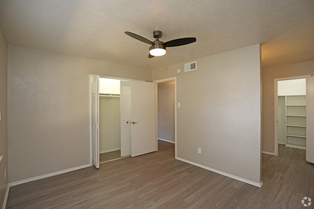 8900 Park Ln, Dallas, TX 75231