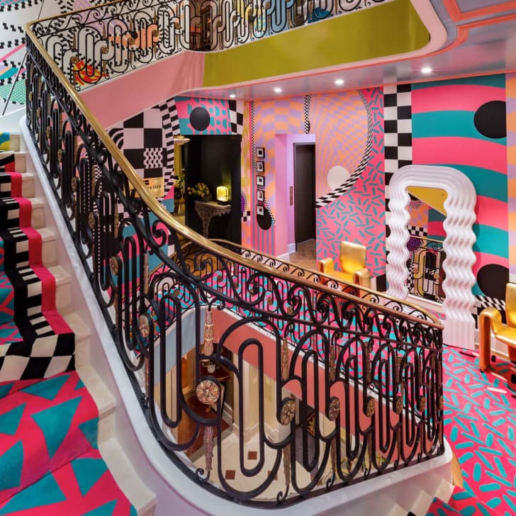 What are differences between minimalism and maximalism?