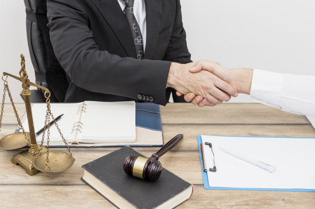 Devraisje contacter un avocat de mon choix ou un avocat commis d