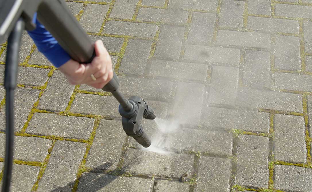 Come pulire i pavimenti esterni ruvidi AR Blue Clean