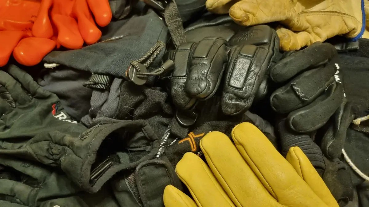 Gloves for ski touring and mountaineering Choose a 'glove system' Arc guiding